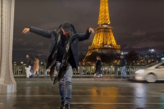 Νίκος Αλιάγας: Χορεύει μπροστά από τον Πύργο του Άιφελ παραδοσιακό χορό από τα Σταμνά Αιτωλοκαρνανίας