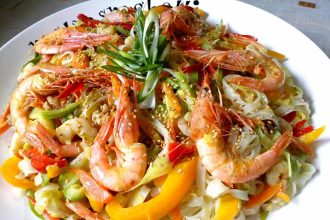 Noodles ταλιατέλες με λαχανικά και γαρίδες