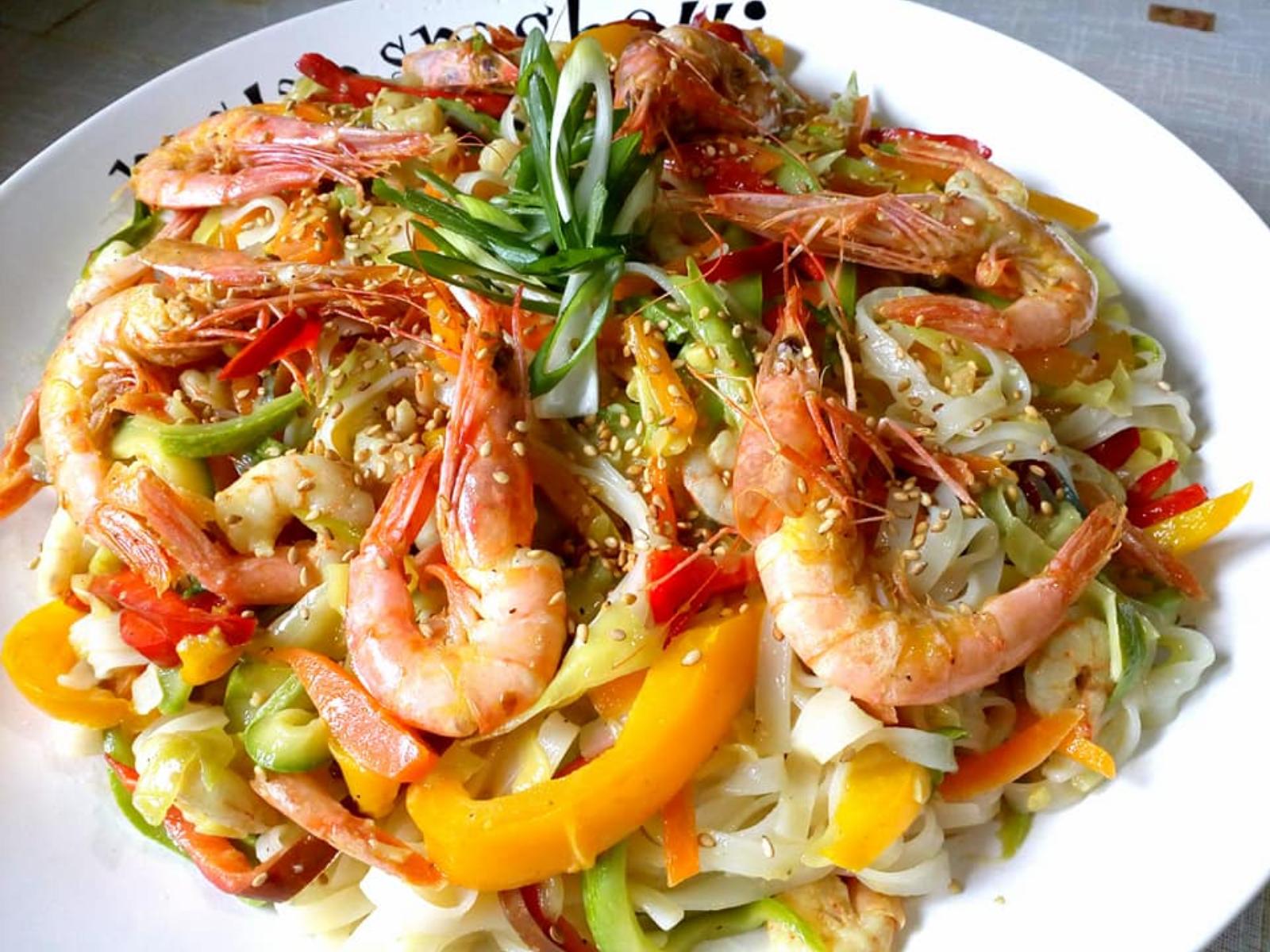 Noodles ταλιατέλες με λαχανικά και γαρίδες