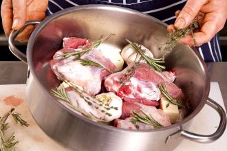 Tο κατσίκι και το αρνί στην κατσαρόλα