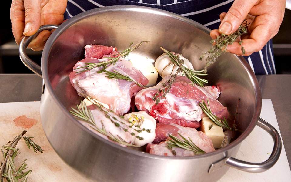 Tο κατσίκι και το αρνί στην κατσαρόλα