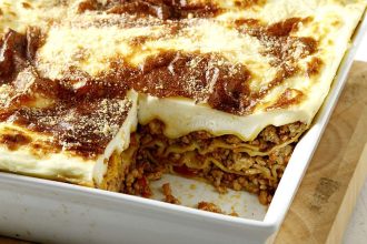 Λαζάνια με κιμά κοτόπουλου και ελαφριά κρούστα τυριού