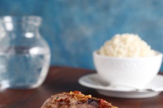 Νουά με ρύζι και σάλτσα μανιταριών