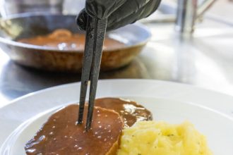 Νουά μόσχου με πουρέ αρωματισμένο με θυμάρι