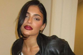 Vampy Lips: Οι σκούρες αποχρώσεις στα χείλη πρωταγωνιστούν στο μακιγιάζ της σεζόν