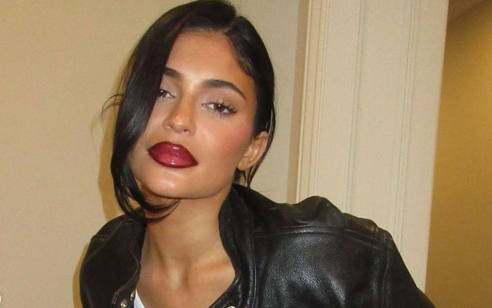 Vampy Lips: Οι σκούρες αποχρώσεις στα χείλη πρωταγωνιστούν στο μακιγιάζ της σεζόν