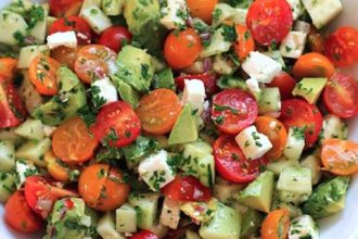 Χωριάτικη με αβοκάντο