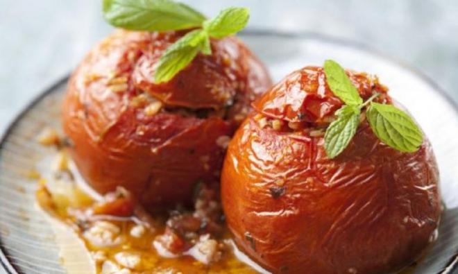 Μοναστηριακές ντομάτες γεμιστές με κους κους και ξηρούς καρπούς!