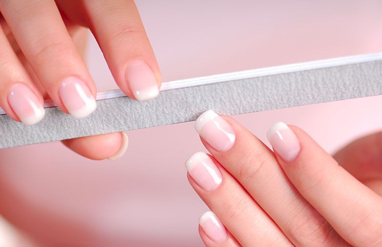 Νύχια: Πώς να τα περιποιηθείτε σωστά για να δείχνουν και να είναι υγιή