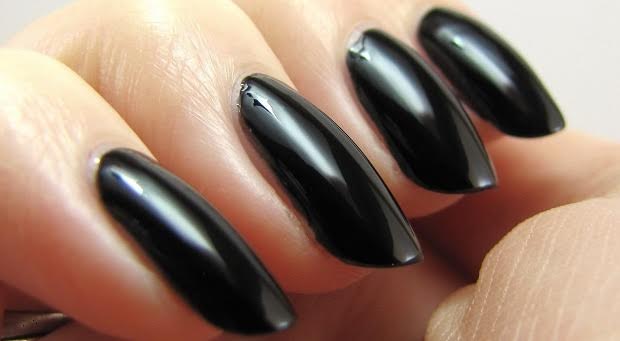 Μάθε αν σου πηγαίνουν τα μαύρα νύχια!