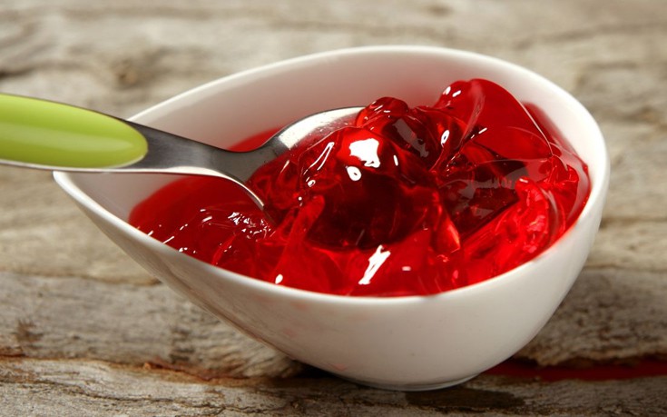 Ζελέ με φράουλες και σαντιγί