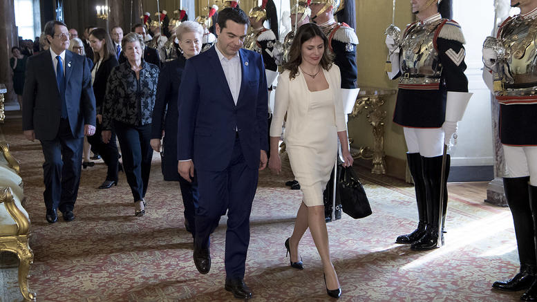 Ο Αλέξης Τσίπρας στα μπλε και η Μπέτυ Μπαζιάνα στα λευκά - ΦΩΤΟ