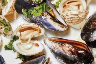 Όστρακα στα κάρβουνα με λαδολέμονο από άγρια χόρτα
