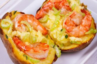 Γεμιστή πατάτα με θαλασσινά