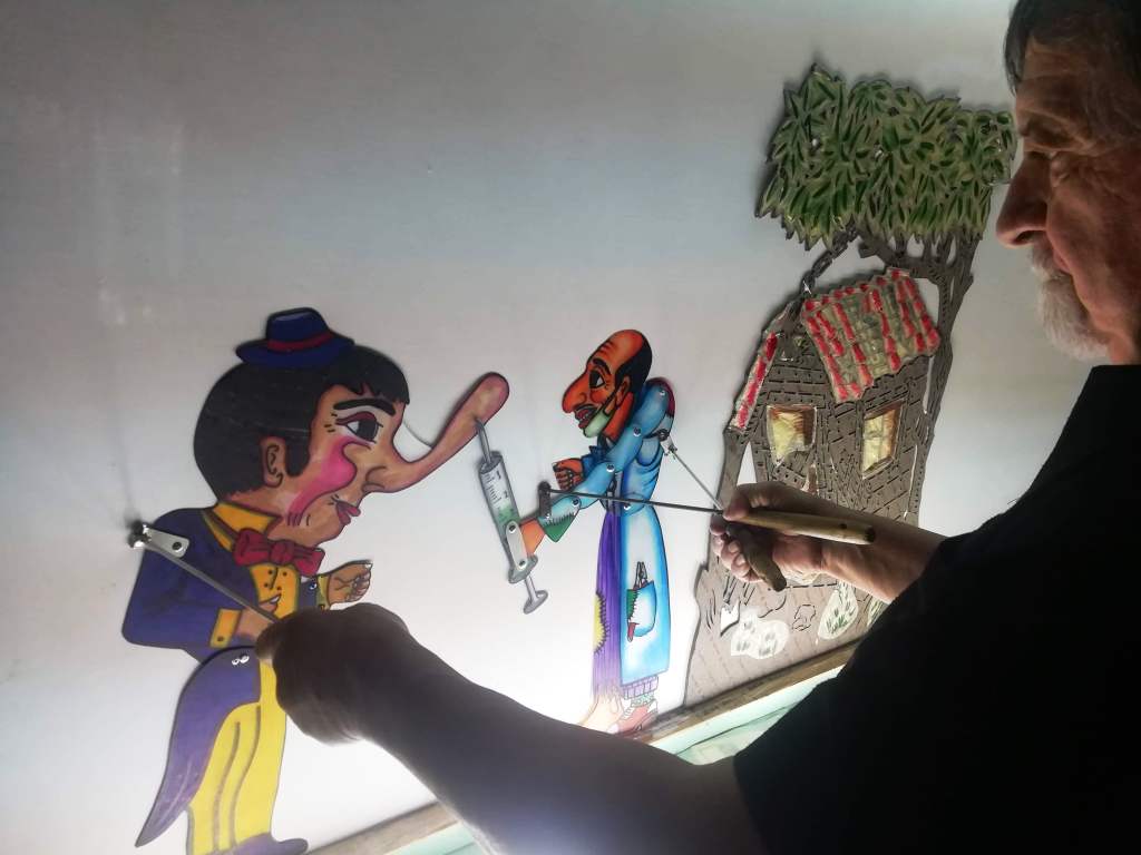 Πατρα: «Ο Καραγκιόζης κορωνο-εμβολιαστής»