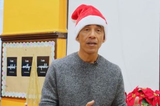 Η εορταστική εμφάνιση του Μπαράκ Ομπάμα με αγιοβασιλιάτικο σκούφο