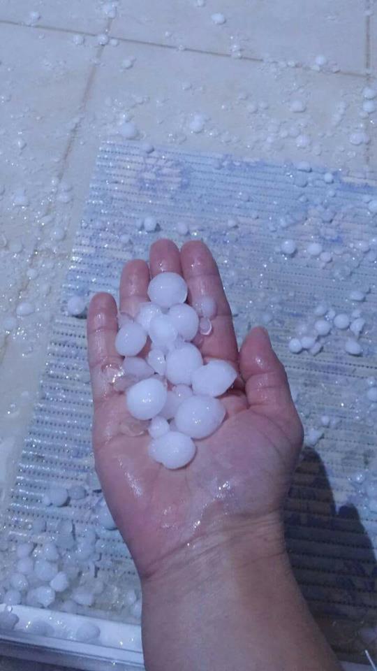 Πάτρα: Δείτε το χαλάζι που έπεσε Οβρυά! Πώς να μη σπάσει παρμπρίζ αυτοκινήτων... ΦΩΤΟ