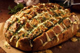 Γεμιστό ψωμί με λιωμένο τυρί και μανιτάρια