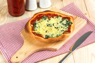 Πίτσα με σπανάκι και παρμεζάνα