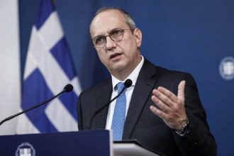 Οικονόμου για γκάφα BBC: Το πώς αυτοαποκαλείται ο Παύλος Γλύξμπουργκ είναι δικό του θέμα