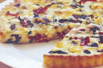 Τάρτα με φέτα, λιαστή ντομάτα και ελιές