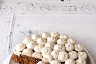 Κέικ καρότου με γλάσο από κρέμα τυριού και καστανή ζάχαρη