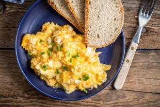 H πιο αφράτη ομελέτα! Δείτε το μυστικό στο ΒΙΝΤΕΟ