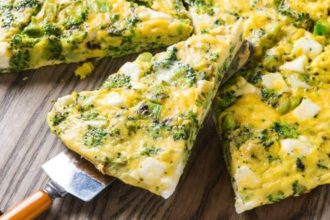 Θρεπτική ομελέτα φούρνου με μπρόκολο και πατάτες