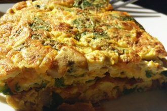 Εύκολη ομελέτα με πράσινη πιπεριά και τριμμένο τυρί