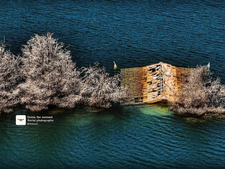 Το νερό στο φράγμα Πείρου μειώθηκε και ...εμφανίστηκε το εκκλησάκι