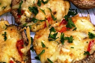 Γεμιστά μανιτάρια με τυριά και αλλαντικά