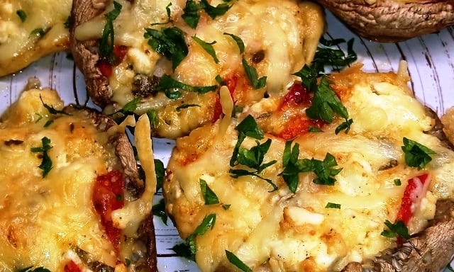 Γεμιστά μανιτάρια με τυριά και αλλαντικά