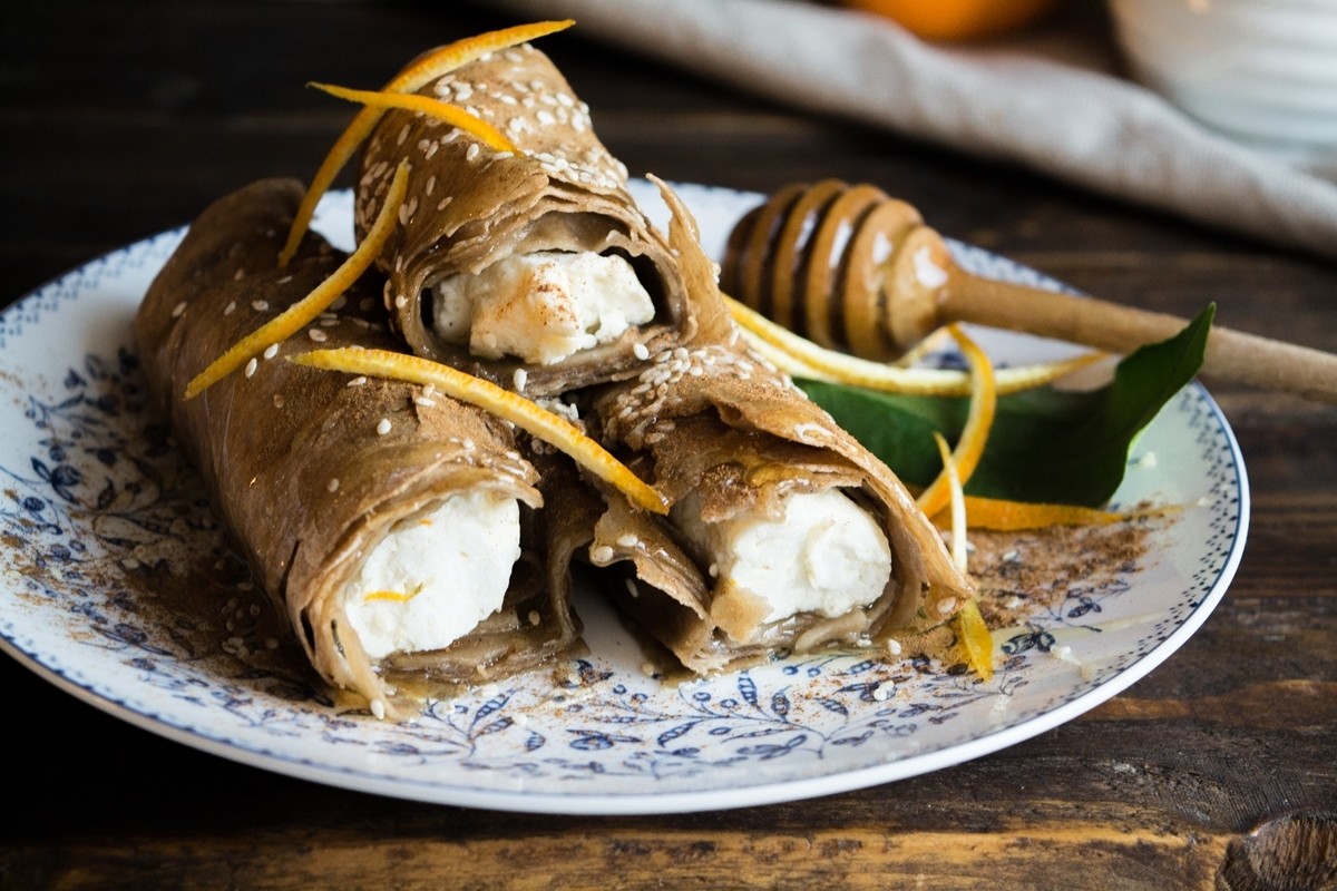 Φλογέρες με φύλλο ολικής άλεσης, ανθότυρο και μέλι