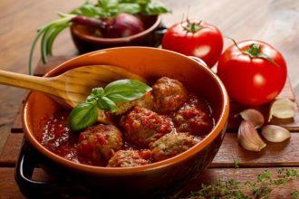 Σουτζουκάκια με σάλτσα ντομάτας