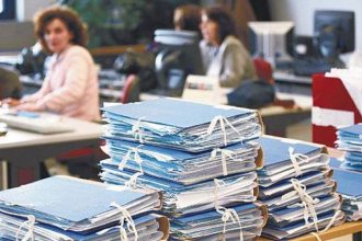 Ο δημόσιος υπάλληλος και η κυπριακή εταιρεία