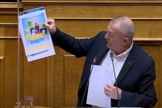 Γιατί ο Θ. Παφίλης εμφανίστηκε στη Βουλή με τις αφίσες της ΔΑΠ