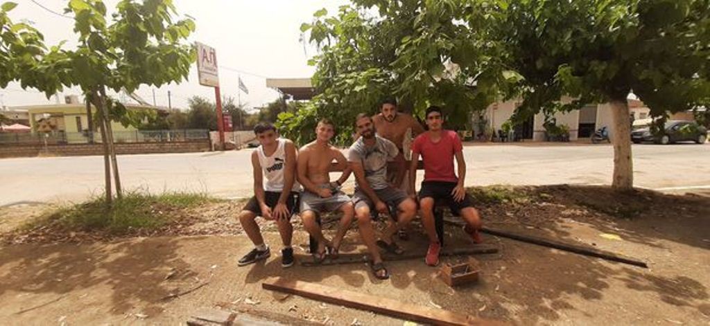 Αχαΐα: Ο σύλλογος που επισκεύασε τα παγκάκια του χωριού!