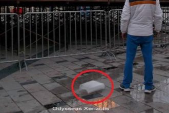 Πάτρα: Πήγε να ...τσακιστεί κόσμος από τον πάγο που έλιωνε στην πλατεία! Είχε ξεμείνει από το παιχνίδι του Κρυμμένου Θησαυρού...