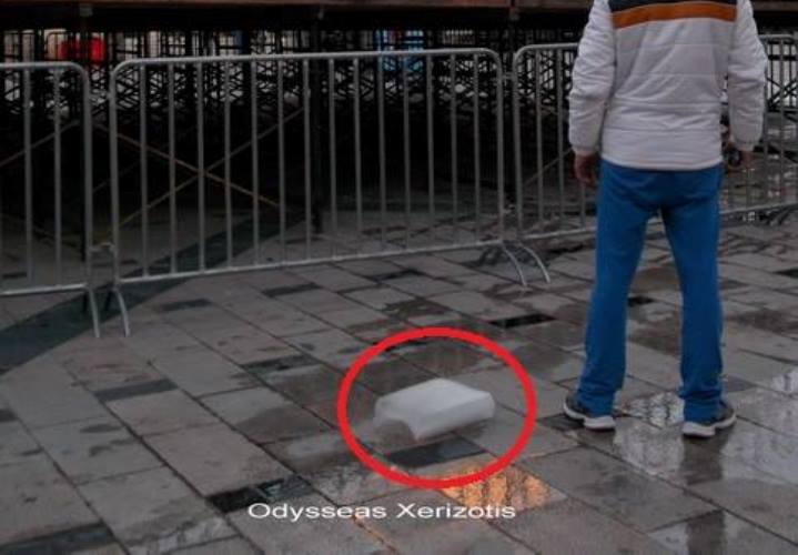 Πάτρα: Πήγε να ...τσακιστεί κόσμος από τον πάγο που έλιωνε στην πλατεία! Είχε ξεμείνει από το παιχνίδι του Κρυμμένου Θησαυρού...