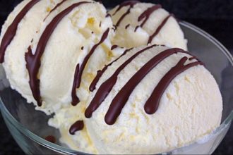 Εύκολο παγωτό βανίλια με τρία υλικά