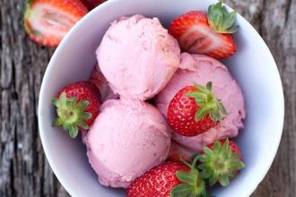 Πανεύκολο παγωτό με γιαούρτι και κόκκινα φρούτα