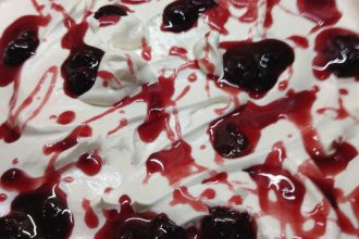 Παγωτό γιαούρτι με βύσσινο