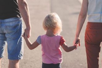 Αναδοχή – Υιοθεσία: Πόσα παιδιά περιμένουν στα ιδρύματα για μια νέα στέγη – Οι σκληροί αριθμοί