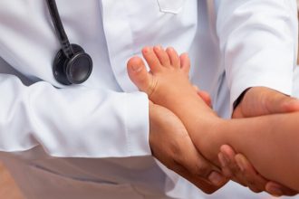 Γονείς: Πώς θα καταλάβετε ότι το παιδί έχει πλατυποδία