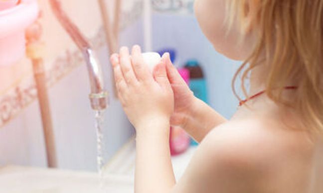 Μαθαίνουμε στα παιδιά να πλένουν τα χέρια τους