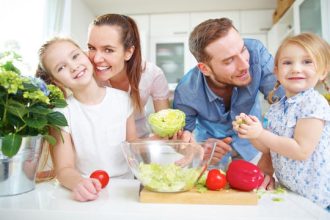 Τα θρεπτικά συστατικά που δεν πρέπει να λείπουν από τη διατροφή του παιδιού