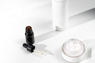 Το skincare συστατικό που μειώνει την όψη των πανάδων και αφήνει την επιδερμίδα πιο φωτεινή