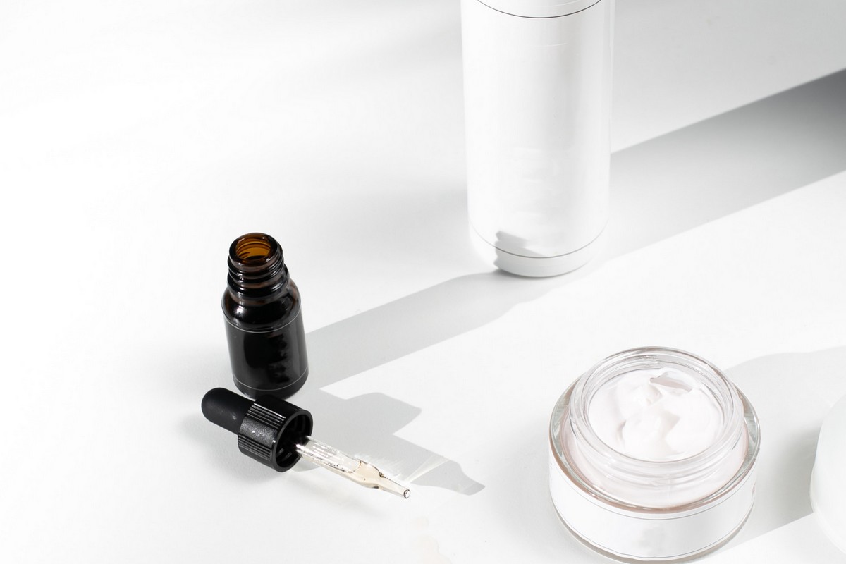 Το skincare συστατικό που μειώνει την όψη των πανάδων και αφήνει την επιδερμίδα πιο φωτεινή