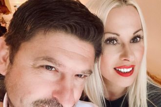 Νίκος Χαρδαλιάς: Πώς του ευχήθηκε για τη γιορτή του η γοητευτική σύζυγός του