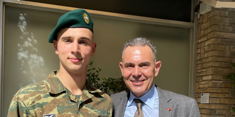 Πάνος Καμμένος: Η φωτογραφία με τον καταδρομέα γιο του